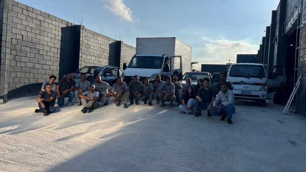 Equipe da GOD Sistemas de Proteção em frente à sede