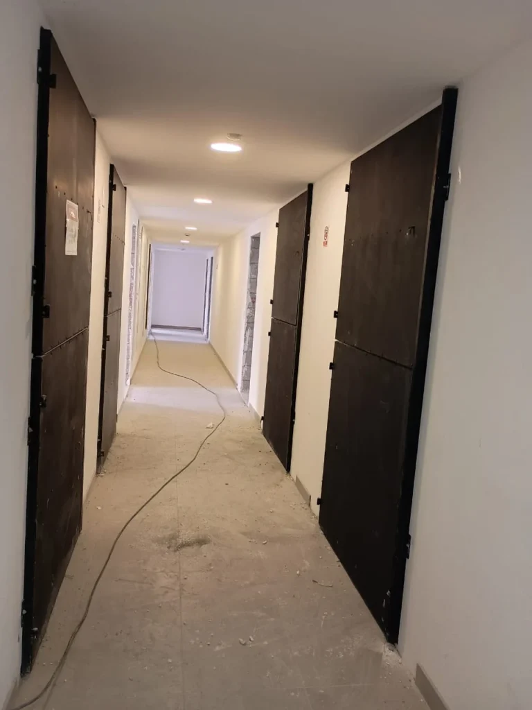 Portas de proteção GOD instaladas nos vãos de elevador ao longo do corredor