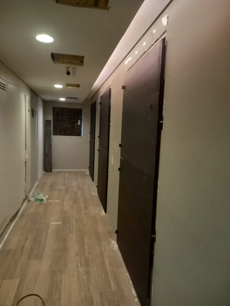 Portas de proteção GOD em corredor com piso acabado