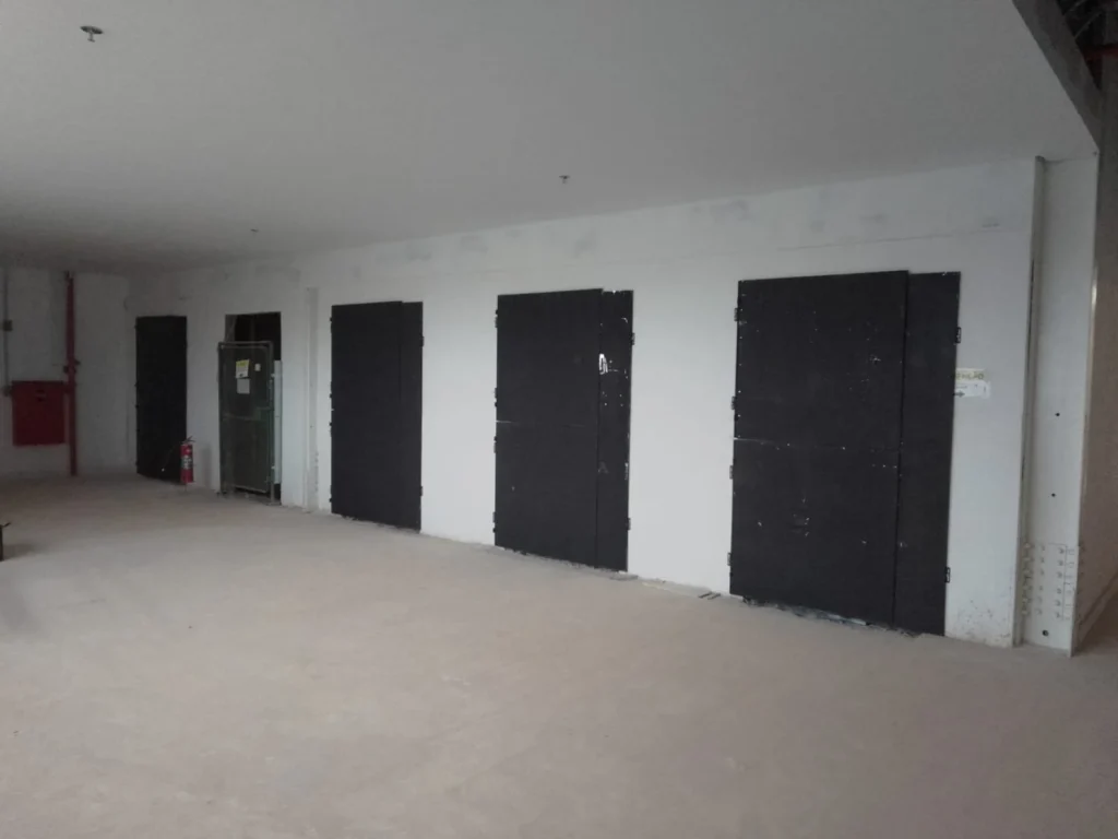 Hall de pavimento com três vãos de elevador protegidos pela GOD